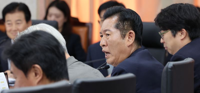 [서울=뉴시스] 박주성 기자 = 더불어민주당 정청래 의원이 7일 오전 서울 남북회담본부에서 열린 통일부, 북한이탈주민지원재단, 남북교류협력지원협회, 민주평화통일자문회의사무처 국정감사에서 정동영 통일부 장관에게 질의하고 있다. 2026.10.07. park7691@newsis.com