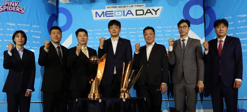 [서울=뉴시스] 박주성 기자 = 7일 오후 서울 호텔 리베라 청담 베르사이유홀에서 열린 2026~2027시즌 프로배구 여자부 미디어데이에서 7개 구단 감독들이 포즈를 취하고 있다. 사진 왼쪽부터 흥국생명 요시하라 토모코 감독, 한국도로공사 김영래 감독, 현대건설 강성형 감독, GS칼텍스 이영택 감독, IBK기업은행 마나베 미나요시 감독, SOOP 수퍼스 김세진 감독, 정관장 권순찬 감독. 2026.10.07. park7691@newsis.com