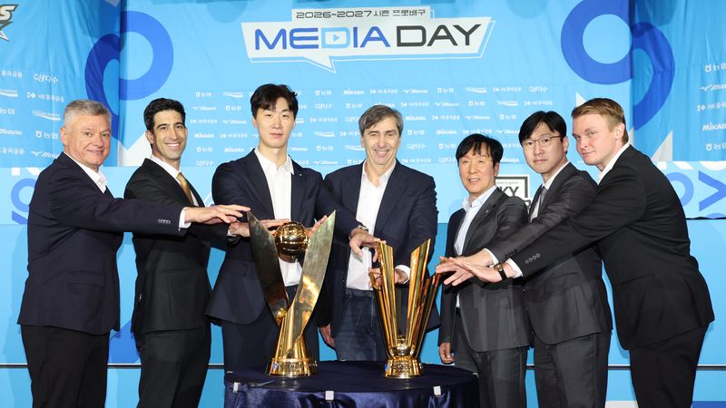[서울=뉴시스] 권창회 기자 = 8일 서울 강남구 호텔 리베라 청담에서 열린 2026-2027 시즌 프로배구 남자부 미디어데이에 참석한 감독들이 트로피를 가운데 두고 기념촬영을 하고 있다. 2026.10.08. kch0523@newsis.com