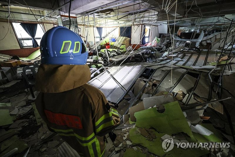주저앉은 천장 (출처=연합뉴스)