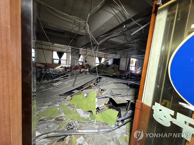 대구 상가건물 천장 마감재 붕괴 현장 (출처=연합뉴스)