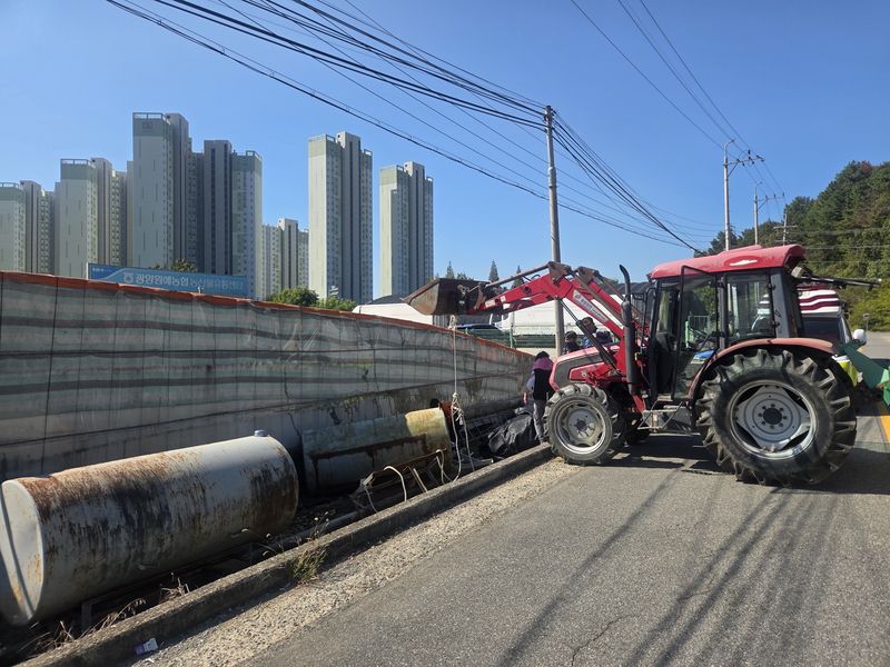 10일 오전 10시 50분쯤 전남광주통합특별시 광양시 광양읍 한 비닐하우스 옆에서 등유탱크를 중장비로 옮기던 중 떨어지는 사고가 나 1명이 숨지고 1명이 다쳤다. 사진은 현장 모습. (전남광주통합소방본부 제공. 재판매 및 DB금지)