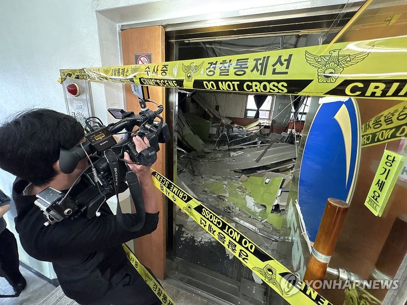 대구 북구 한 건물서 천장 마감재 떨어져…9명 부상 (출처=연합뉴스)