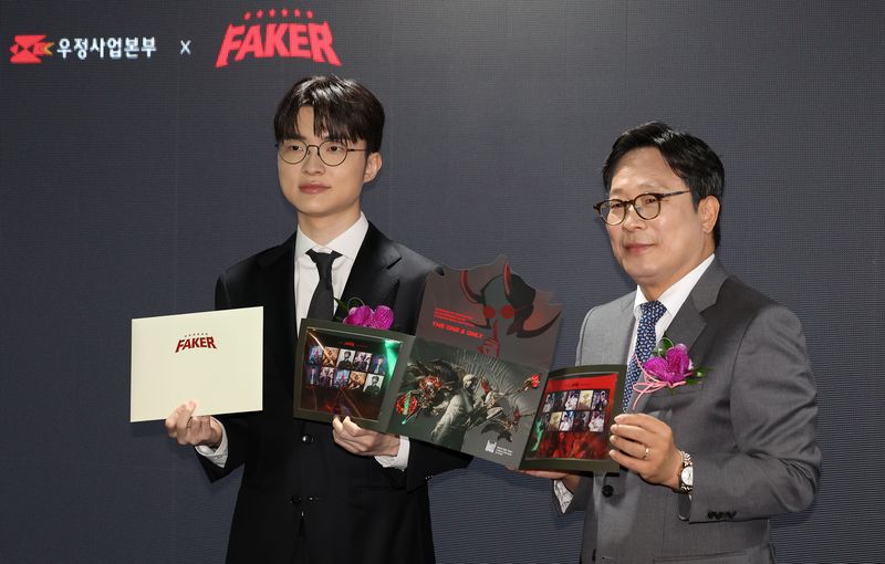 [서울=뉴시스] 김선웅 기자 = e스포츠 리그 오브 레전드 '페이커' 이상혁 선수와 박인환 우정사업본부장이 10일 서울 중구 서울중앙우체국 우표박물관에서 열린 페이커 기념우표 기획전시관 개관식에서 오는 23일 발매하는 페이커 기념우표를 선보이고 있다. 2026.10.10. mangusta@newsis.com