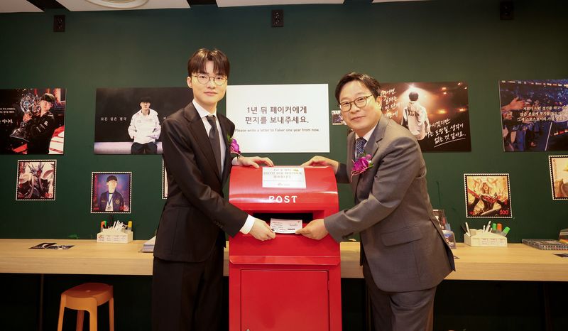 [서울=뉴시스] 우정사업본부는 10일 우표박물관에서 페이커 기념우표 기획전시관 개관식과 기념우표 증정식을 열었다. 행사에는 페이커와 박인환 우정사업본부장 등이 참석했다. 기념우표는 오는 23일 정식 발행된다. (사진=우정사업본부 제공) *재판매 및 DB 금지