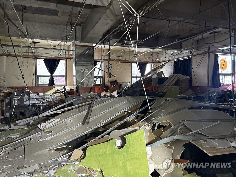 대구 북구 한 건물서 천장 마감재 떨어져…9명 부상 (출처=연합뉴스)