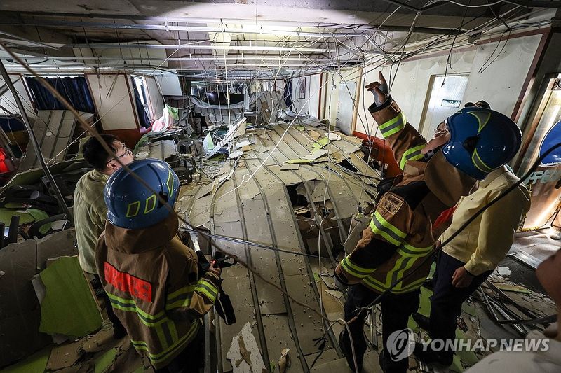 10일 대구 건물 천장 붕괴 현장을 소방 관계자가 살펴보고 있다. 연합뉴스