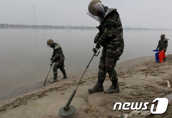 해병대2사단 지뢰탐지 작전(사진은 기사 내용과 무관함) / 뉴스1 ⓒ News1