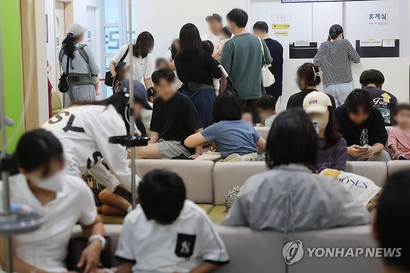독감 유행, 붐비는 병원 (출처=연합뉴스)