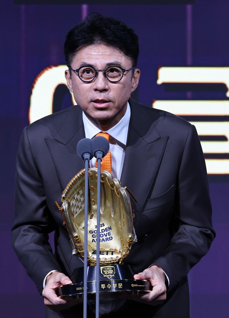 [서울=뉴시스] 최진석 기자 = 한화 이글스 손혁 단장이 9일 서울 송파구 롯데호텔 월드에서 열린 '2025 KBO 골든글러브 시상식'에서 코디 폰세의 투수 골든글러브를 대리 수상 후 폰세의 소감을 대독하고 있다. 2025.12.09. myjs@newsis.com