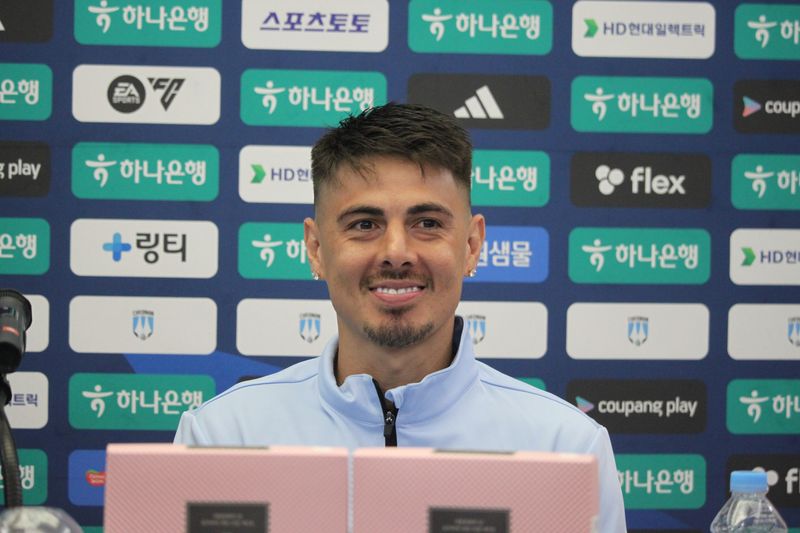 [천안=뉴시스] 최영민 기자=천안시티FC 공격수 윌리안이 10일 천안종합운동장에서 열린 경남FC와 경기 후 인터뷰를 하고 있다. 2026.10.10 ymchoi@newsis,com *재판매 및 DB 금지