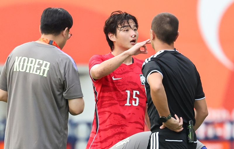 30일 오후 일본 오사카 나가이스타디움에서 열린 2026 아이치·나고야 아시안게임 남자축구 준결승 대한민국과 중국의 경기, 대한민국 황도윤이 부상 부위 치료 후 투입 준비를 하고 잇다. 2026.9.30 ⓒ 뉴스1 김도우 기자