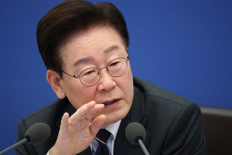 李대통령 지지율 37% '최저치' 머물러…與 지지율도 35%로 최저(종합)