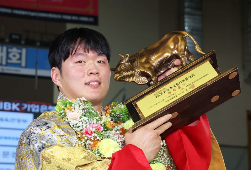 10일 충청북도 괴산군 괴산문화체육센터에서 열린 2026 추석장사씨름대회에서 한라장사에 등극한 박민교(용인특례시청)가 황소트로피를 들고 기념촬영을 하고 있다. (대한씨름협회 제공. 재판매 및 DB금지) 2026.10.10 ⓒ 뉴스1