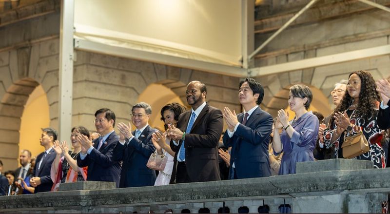 [서울=뉴시스] 라이칭더 대만 총통이 10일 타이베이 영빈관에서 열린 중화민국 건국 115주년 기념 리셉션에서 국내외 귀빈들과 함께 참석했다.(출처: 대만 총통부 홈페이지) 2026.10.10. *재판매 및 DB 금지