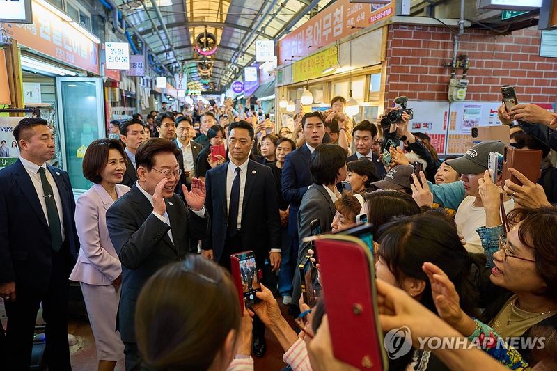 영천시장 찾은 이재명 대통령과 김혜경 여사 (출처=연합뉴스)