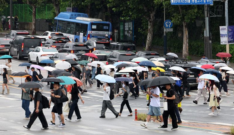 [서울=뉴시스] 이영환 기자 = 비가 내린 지난 8월 31일 오전 서울 서대문구 연세대학교 앞에서 우산을 쓴 시민이 걸어가고 있다. 2026.08.31. 20hwan@newsis.com