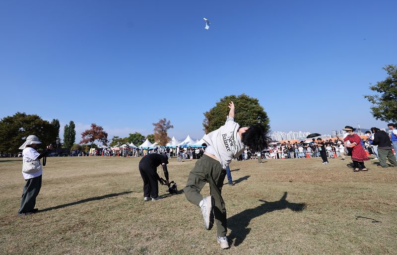 10일 서울 영등포구 여의도한강공원 녹음수광장에서 열린 '2026 한강 종이비행기 축제' 이벤트 경기에 참가한 어린이들이 종이 비행기를 날리고 있다. 2026.10.10 ⓒ 뉴스1 김성진 기자