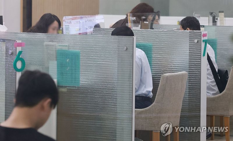 은행 가계대출 57.3%가 변동금리…1년 새 4.3%p 확대 (출처=연합뉴스)