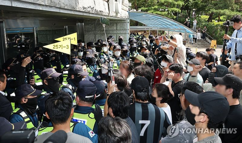 잠실 올림픽공원 핸드볼경기장 개표소에 모인 시위대 (출처=연합뉴스)