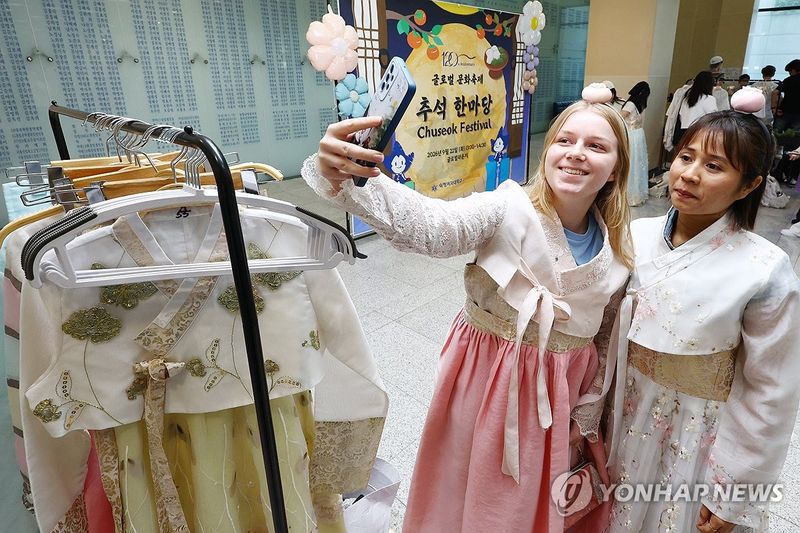 한복 입고 추억 남기기 (출처=연합뉴스)