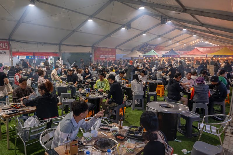 횡성군 섬강 둔치에서 열린 제22회 횡성한우축제 구이터가 본고장 한우를 맛보려는 방문객들로 가득 차 있다. 횡성문화관광재단 제공