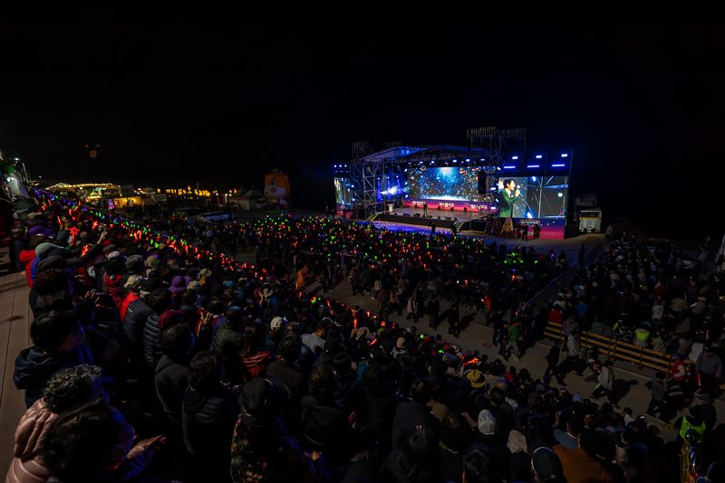 횡성군 섬강 둔치에서 열린 제22회 횡성한우축제 메인무대 우(牛)아한 뮤직페스타에서 관람객들이 야광봉을 흔들며 공연을 즐기고 있다. 횡성문화관광재단 제공