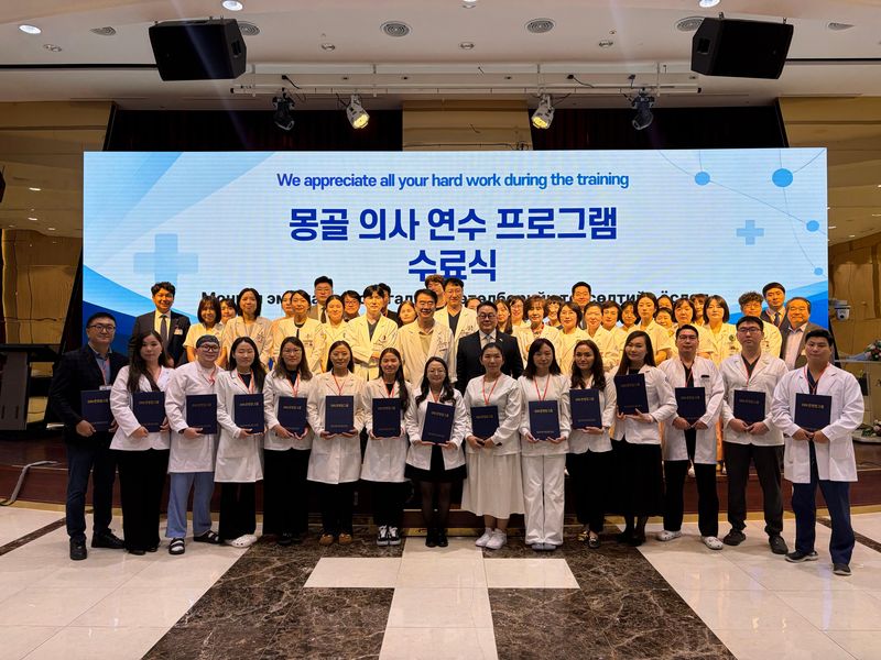 지난 10일 부산 온병원에서 가진 '몽골 의사 연수 프로그램' 수료식 참석자들이 기념촬영을 하고 있다. 온병원 제공