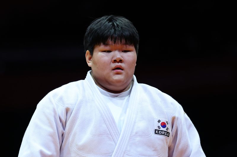 대한민국 이현지가 2일 일본 아이치 인터내셔널 아레나에서 열린 2026 아이치·나고야 아시안게임 유도 여자 78kg 초과급 중국 뉴신란과의 결승전에서 한판패를 당한 후 아쉬워하고 있다. 뉴스1
