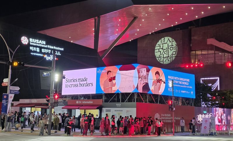 지난 10일 '제31회 부산국제영화제'가 열리고 있는 해운대 영화의전당 일대가 밤늦게까지 국내외에서 찾은 영화팬들의 발길로 인산인해를 이루고 있다. 사진=변옥환 기자