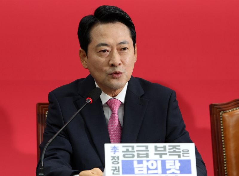장동혁 국민의힘 대표가 8일 서울 여의도 국회에서 열린 최고위원회의에서 발언하고 있다. 뉴시스