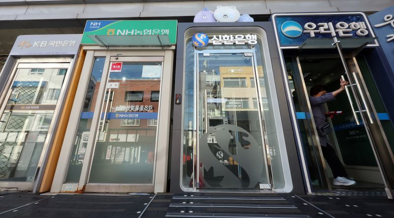 금융감독원은 금융권에서 시작된 인공지능(AI) 해킹과 관련해 공격 IP 28개를 금융회사에 공유했다고 밝혔다. 보안업계는 IP 차단과 과거 접속 기록 점검은 물론 지속적인 위협 감시 및 대응이 필요하다고 강조했다. 사진은 7일 서울 시내 한 시중은행 현금자동입출금기(ATM)의 모습. 뉴스1