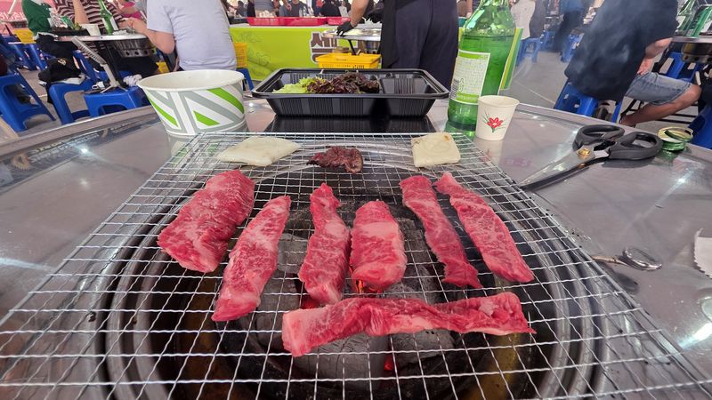 제24회 홍천 인삼·한우 명품축제 마지막 날인 11일 강원 홍천군 홍천읍 도시산림공원 토리숲 한우셀프식당이 방문객들로 북적이는 가운데 숯불 위에서 마블링이 살아 있는 한우가 노릇하게 익어가고 있다. 사진=김기섭 기자