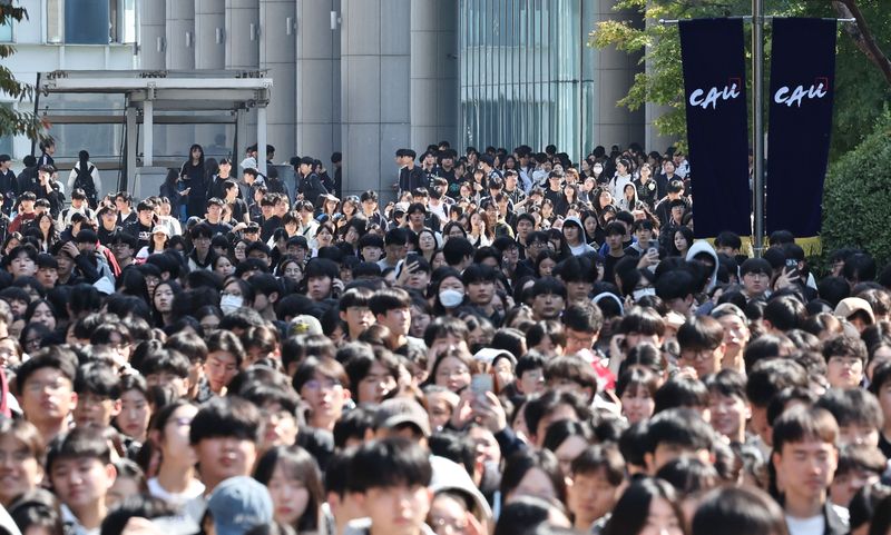 (서울=뉴스1) 이종수 기자 = 11일 서울 동작구 중앙대학교 서울캠퍼스에서 2027학년도 수시모집 논술고사를 마친 수험생들이 학교를 나서고 있다. 2026.10.11/뉴스1 /사진=뉴스1화상