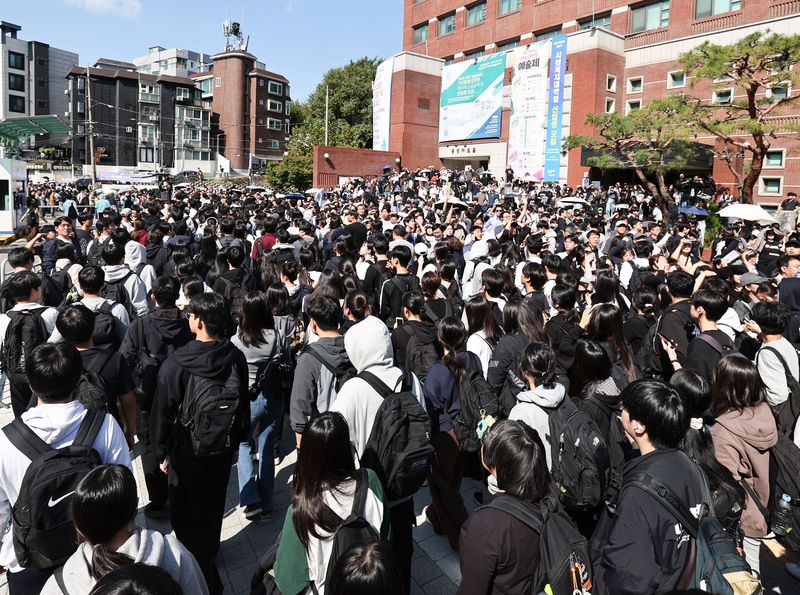 (서울=뉴스1) 이종수 기자 = 11일 서울 동작구 중앙대학교 서울캠퍼스에서 2027학년도 수시모집 논술고사를 마친 수험생들이 학교를 나서고 있다. 2026.10.11/뉴스1 /사진=뉴스1화상