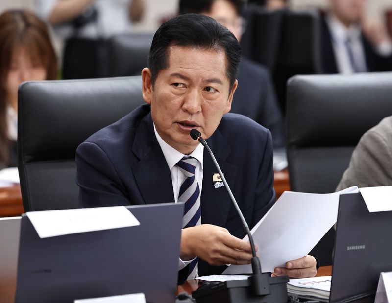 정청래 더불어민주당 의원이 지난 7일 서울 종로구 통일부 남북회담본부에서 열린 국회 외교통일위원회의 통일부 등에 대한 국정감사에서 정동영 장관에게 질의하고 있다. 뉴스1