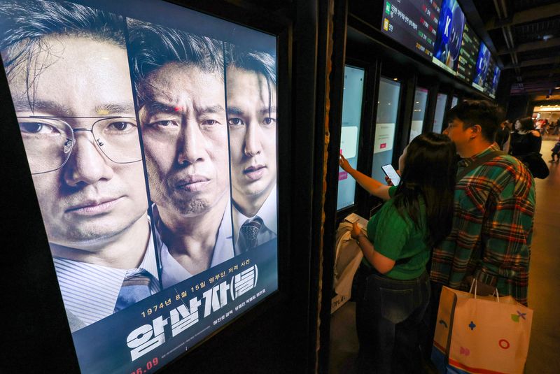 [서울=뉴시스] 김명년 기자 = 영화 '암살자(들)'이 누적 관객 수 300만 명 돌파를 앞둔 가운데 11일 서울 용산구 CGV용산아이파크몰에 영화 포스터가 걸려 있다. 영화진흥위원회 영화관입장권 통합전산망에 따르면 '암살자(들)'은 지난 10일 하루 13만 8000여 명을 동원해 누적 관객 수 288만 4000여 명을 기록했다. 2026.10.11. kmn@newsis.com <저작권자ⓒ 공감언론 뉴시스통신사. 무단전재-재배포 금지.> /사진=뉴시스화상