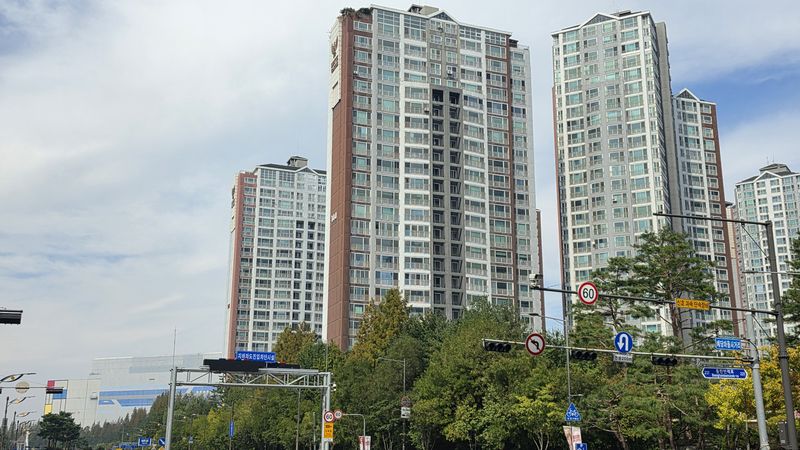경기도 화성시 동탄구의 한 아파트 뒤편으로 삼성전자가 보이고 있다. 사진=최아영 기자