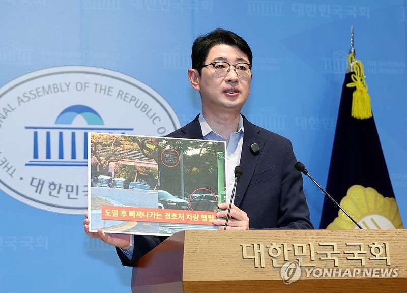 국민의힘 주진우 의원이 11일 국회 소통관에서 기자회견을 열고 "지난 10일 대구 천장 붕괴 사고 때 이재명 대통령이 태릉 cc에서 황제 골프를 쳤다"고 주장하고 있다. 2026.10.11 /사진=연합뉴스