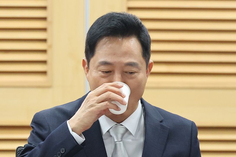 오세훈 서울시장이 7일 서울 여의도 국회 의원회관에서 열린 수도권 주거혁신포럼 세미나에서 목을 축이고 있다. 2026.10.7 ⓒ 뉴스1 신웅수 기자