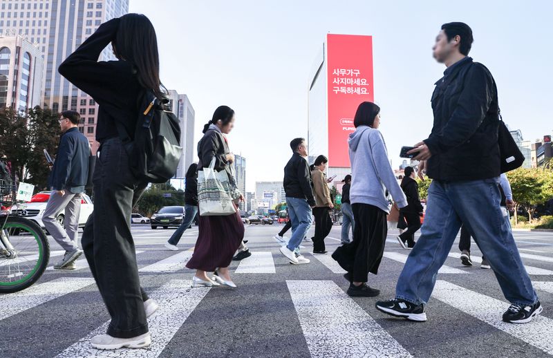 절기상 찬 이슬이 맺히기 시작한다는 ‘한로’인 8일 오전 서울 중구 세종대로에서 시민들이 출근길 발걸음을 옮기고 있다. 2026.10.8 ⓒ 뉴스1 이종수 기자