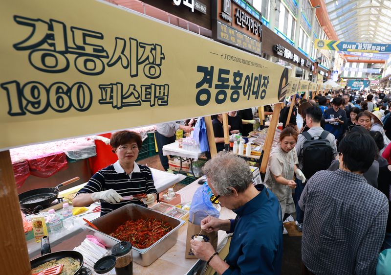 [서울=뉴시스] 이영환 기자 = 11일 오후 서울 동대문구 경동시장에서 열린 '경동시장 1960 페스티벌'을 찾은 시민들이 먹거리 장터를 살펴보고 있다. 2026.10.11. 20hwan@newsis.com