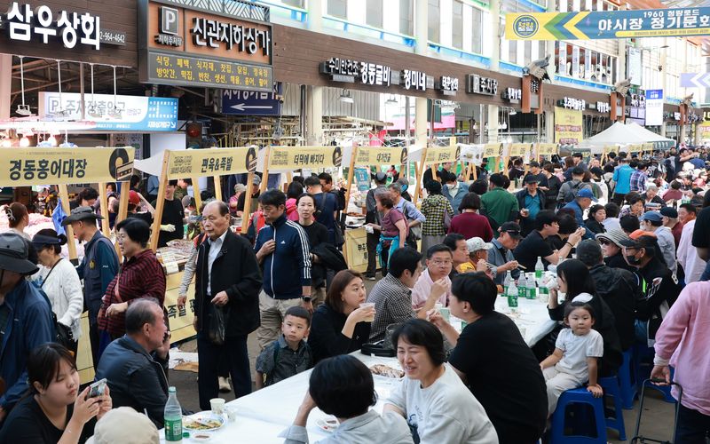 [서울=뉴시스] 이영환 기자 = 11일 오후 서울 동대문구 경동시장에서 열린 '경동시장 1960 페스티벌'을 찾은 시민들이 즐거운 시간을 보내고 있다. 2026.10.11. 20hwan@newsis.com