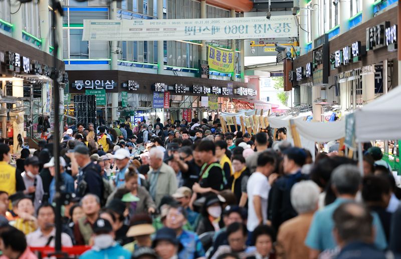 [서울=뉴시스] 이영환 기자 = 11일 오후 서울 동대문구 경동시장에서 열린 '경동시장 1960 페스티벌'을 찾은 시민들이 즐거운 시간을 보내고 있다. 2026.10.11. 20hwan@newsis.com