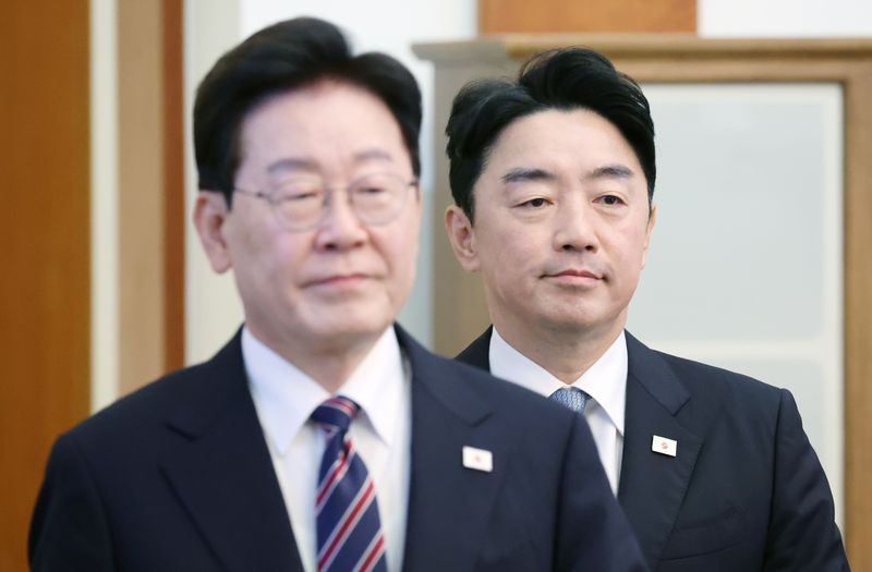이재명 대통령과 강훈식 비서실장이 지난달 21일 청와대에서 열린 수석보좌관회의에 참석하고 있다. 이날 강 비서실장은 사의를 표명했다.2026.9.21 ⓒ 뉴스1 이재명 기자