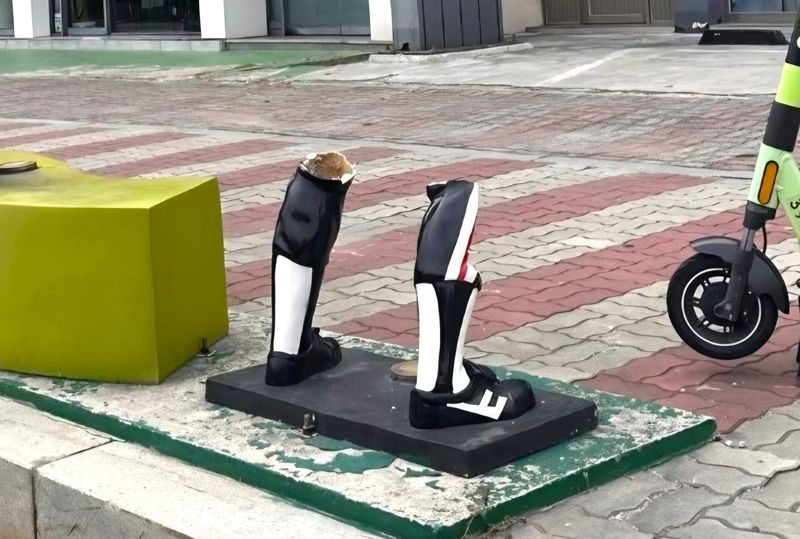 지난 11일 오전 전남광주 북구 용봉동 패션의거리 인근 인도에 설치된 김성한 전 프로야구 해태 타이거즈 선수의 조형물이 파손돼 있다. /사진=전남광주통합특별시 북구 제공, 연합뉴스