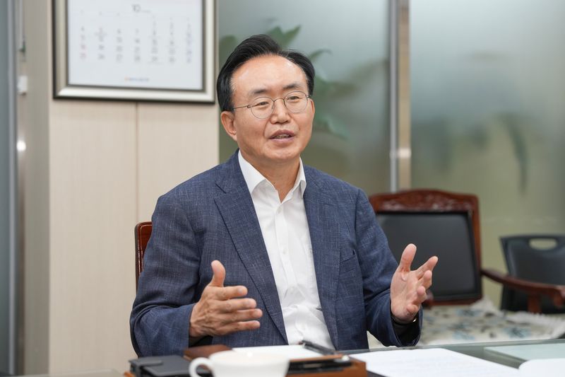 윤병태 전남광주통합특별시 나주시장이 11일 정부의 2차 공공기관 이전 추진의 의미와 나주시의 유치 전략 등을 설명하고 있다. 나주시 제공