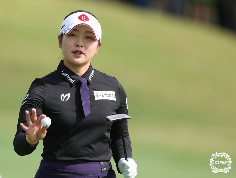 11일 경남 양산시 에이원CC에서 열린 '2026 HJ중공업 동부건설 챔피언십' 파이널 라운드에서 유현조가 1번홀 버디 홀아웃을 하고 있다. KLPGA 제공