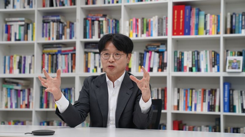 목대균 KCGI자산운용 대표가 지난 8일 서울 서초구 파이낸셜뉴스 사옥에서 대담을 하고 있다. 목 대표는 2027~2028년을 'AI기업 마의 구간'으로 지목하며 "수익성을 증명하지 못하면 위기가 온다"고 했다. 사진=김지윤 PD