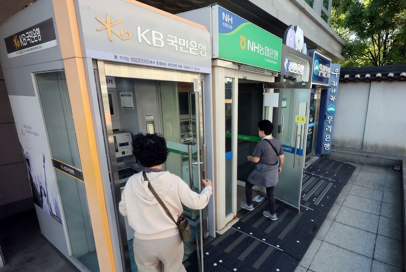 지난 7일 서울 시내 한 시중은행 현금자동입출금기(ATM)를 시민들이 이용하고 있다. 뉴스1